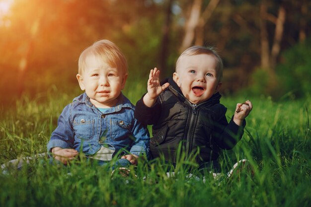 niños en la hierba