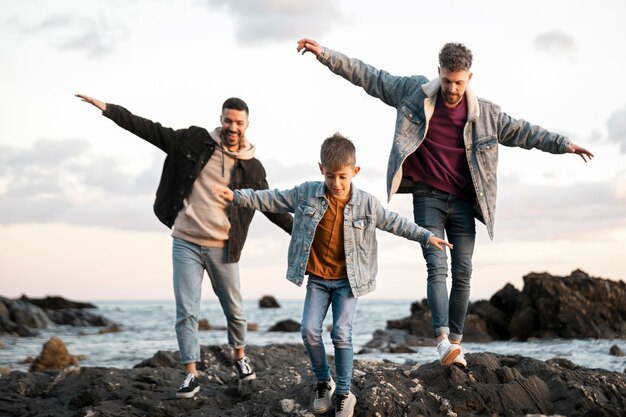 Foto gratuita niños y hombres felices de tiro completo