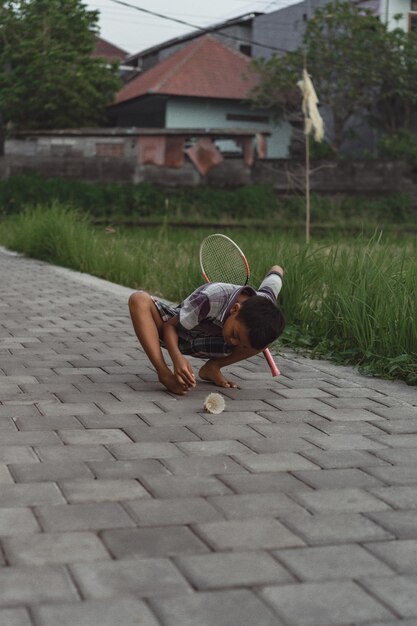 niños indonesios felices jugando al bádminton.