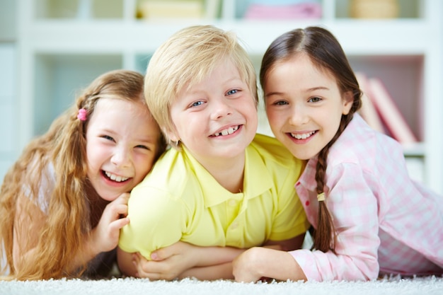 Niños inocentes jugando juntos