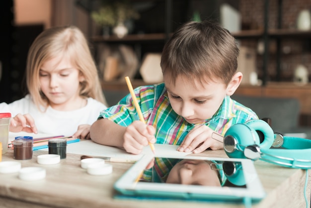 Niños jóvenes pintando