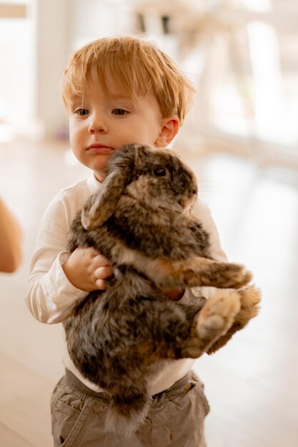 Los niños juegan con los conejitos de pascua