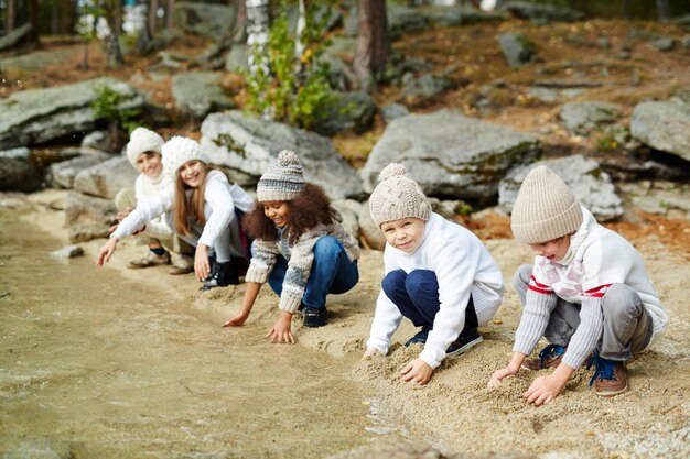 Niños jugando con agua en el lago