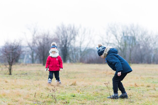 Niños jugando al aire libre en el campo