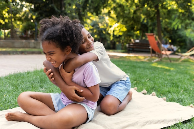 Foto gratuita niños jugando al aire libre