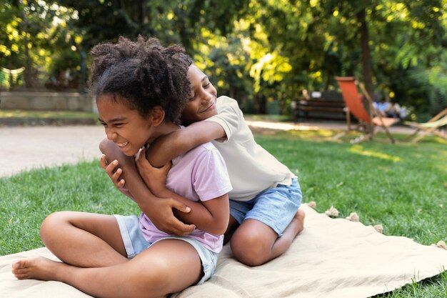 Niños jugando al aire libre