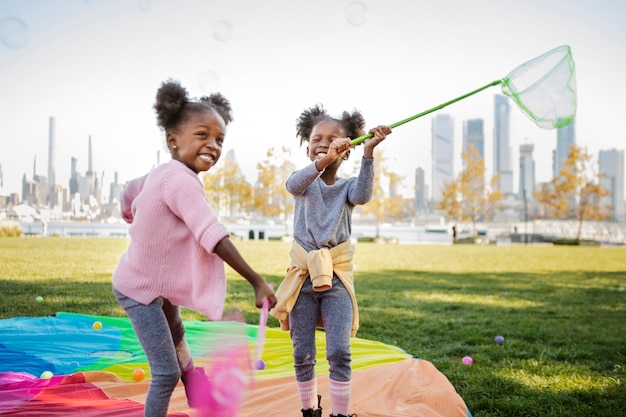 Niños jugando al aire libre