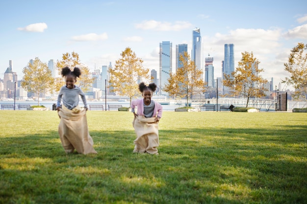 Niños jugando al aire libre