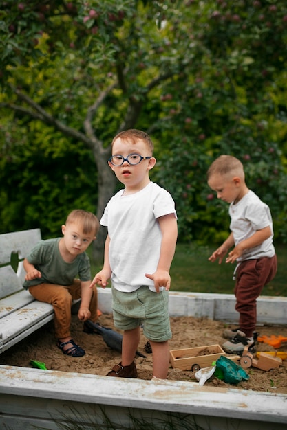 Foto gratuita niños jugando al aire libre