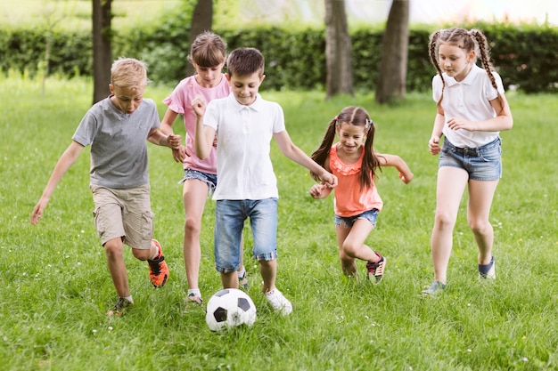 Niños jugando al fútbol afuera