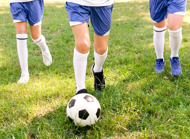 Foto gratuita niños jugando al fútbol afuera