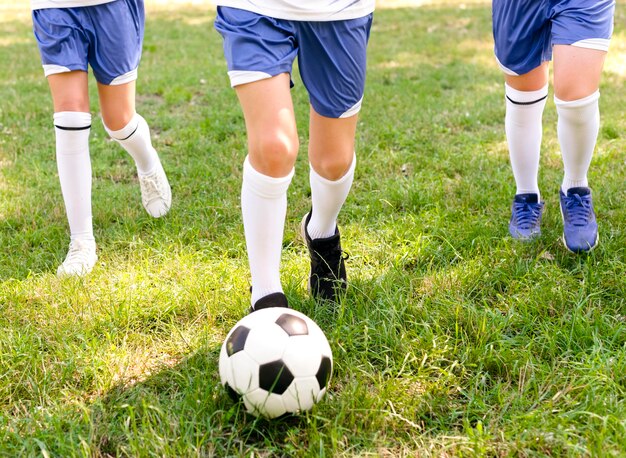 Niños jugando al fútbol afuera