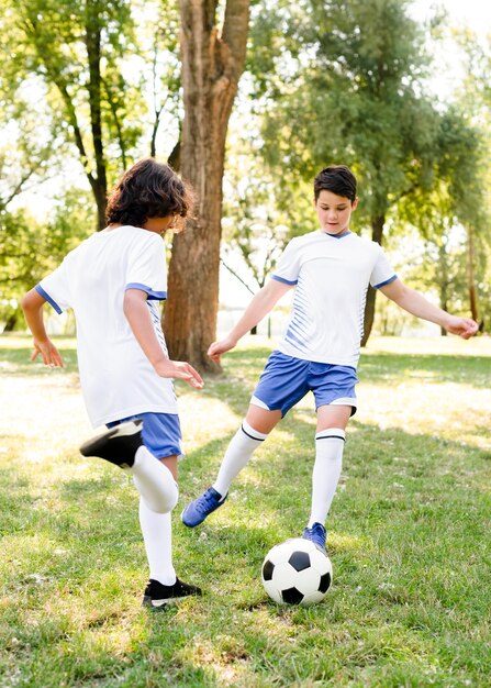 Niños jugando al fútbol al aire libre