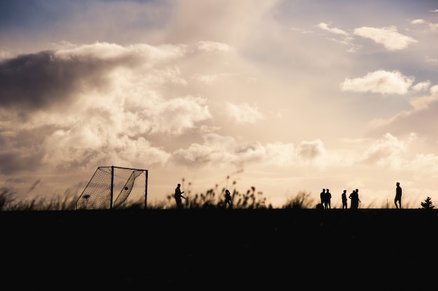 Niños jugando al fútbol