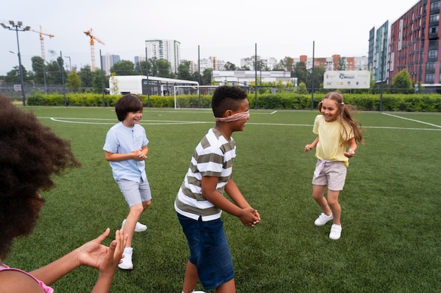 Niños jugando al juego de la etiqueta de cerca