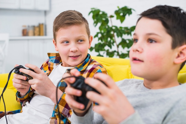 Niños jugando al ordenador