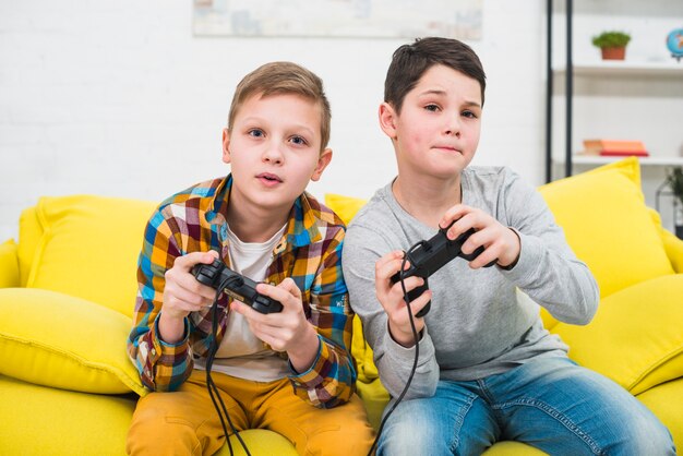 Niños jugando al ordenador