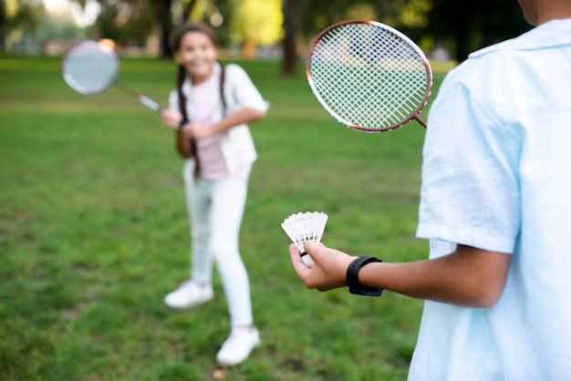 Niños jugando bádminton en un hermoso día de verano