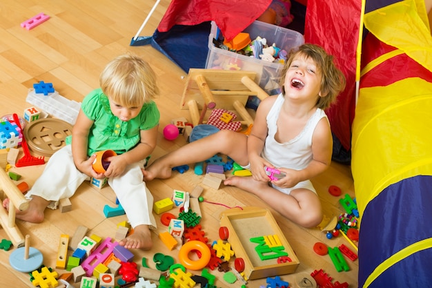 Niños jugando con bloques