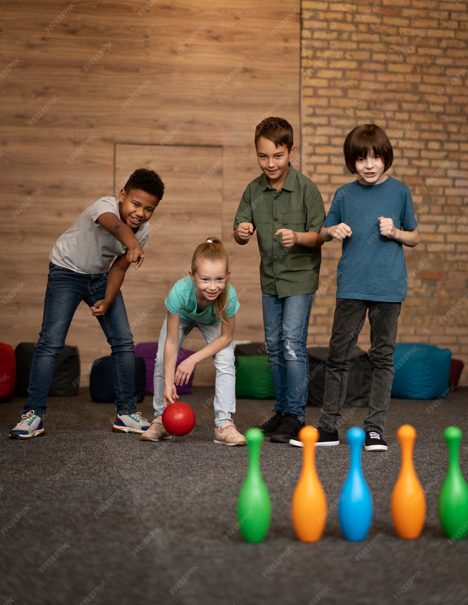 Niños jugando bolos de tiro completo | Foto