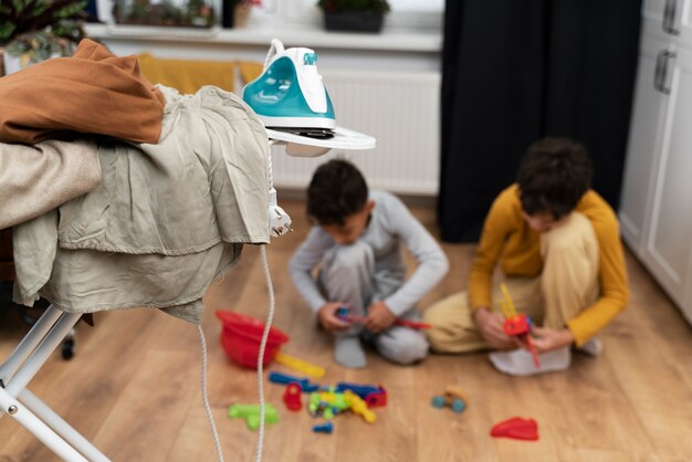 Niños jugando en casa sucia