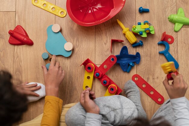 Niños jugando en casa sucia