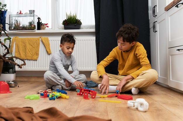 Foto gratuita niños jugando en casa sucia