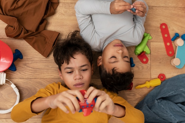 Foto gratuita niños jugando en casa sucia