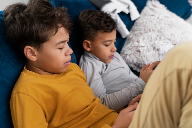 Niños jugando en casa sucia