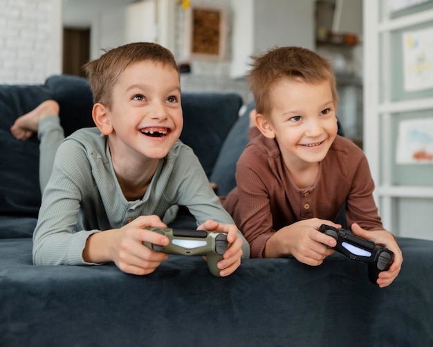 Niños jugando con un controlador.