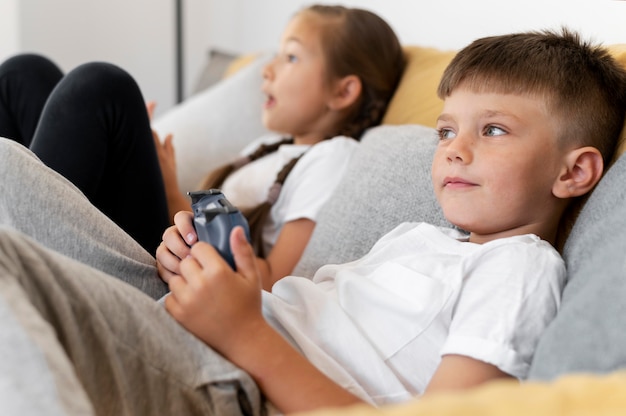 Niños jugando con controladores de cerca