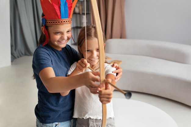 Foto gratuita niños jugando en espacios tranquilos y acogedores.