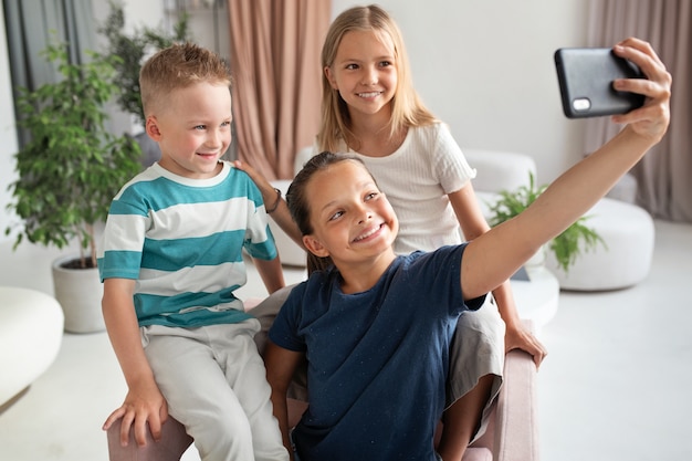 Niños jugando en espacios tranquilos y acogedores.