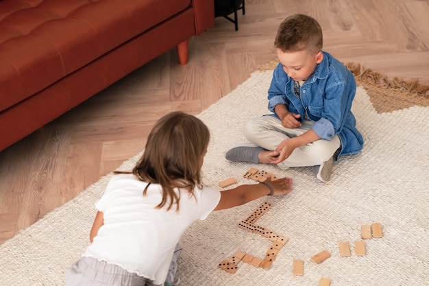 Foto gratuita niños jugando en espacios tranquilos y acogedores.