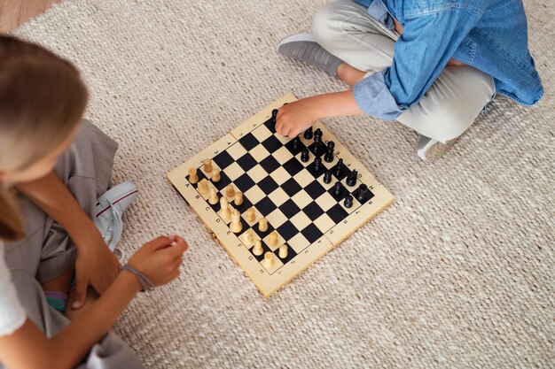 Niños jugando en espacios tranquilos y acogedores.