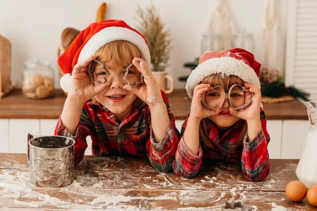 Niños jugando con forma de galletas lindas