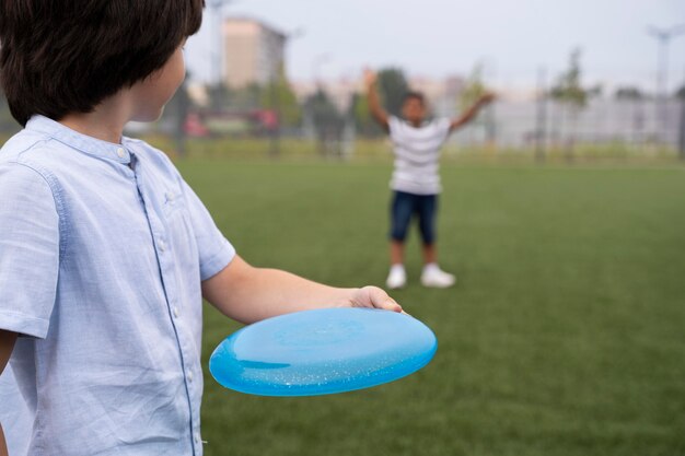 Niños jugando con frisbee de cerca