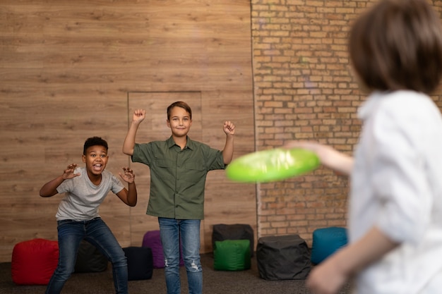 Foto gratuita niños jugando con frisbee de cerca