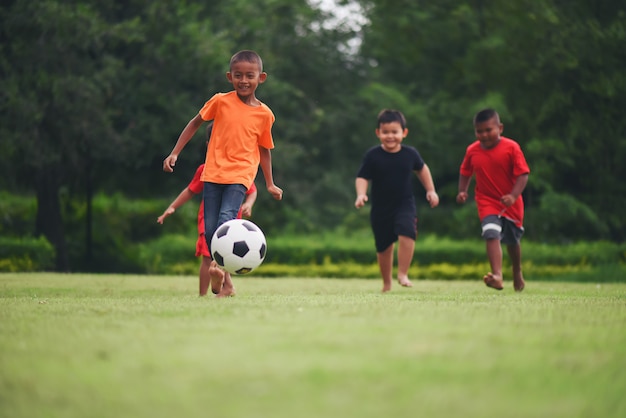 Niños jugando fútbol soccer