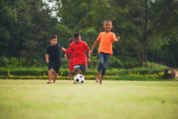 Niños jugando fútbol soccer