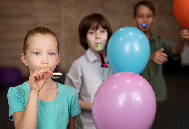 Niños jugando con globos de cerca