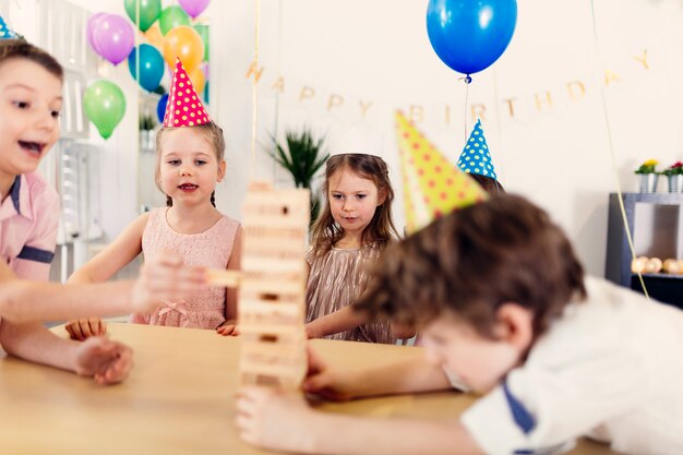 Niños jugando en una habitación decorada