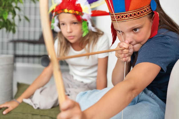 Foto gratuita niños jugando en un hogar acogedor