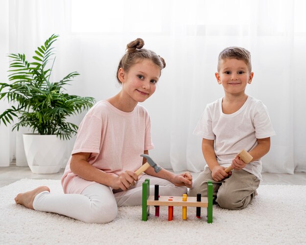 Niños jugando con juego colorido.