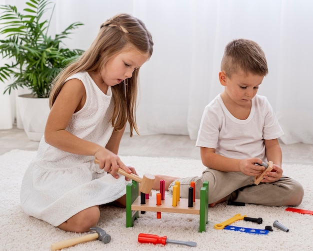 Niños jugando con juego colorido.