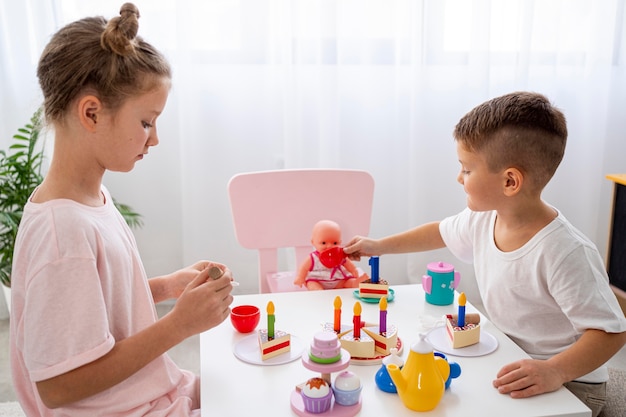 Niños jugando un juego de cumpleaños