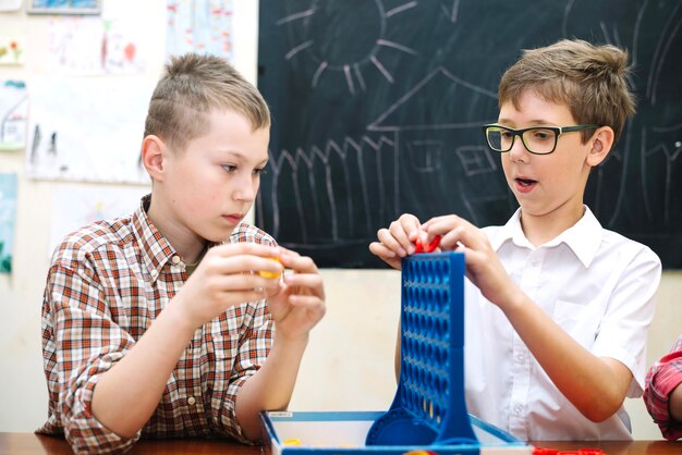 Niños jugando con juego de lógica