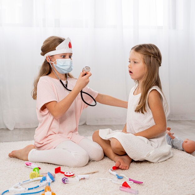 Niños jugando un juego médico en casa.