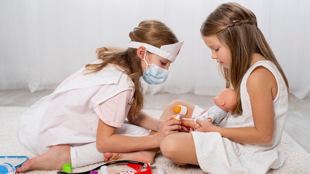 Niños jugando un juego médico en casa.