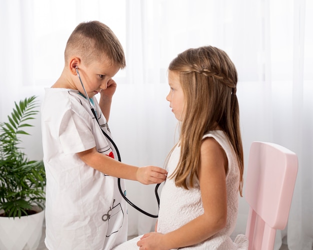 Foto gratuita niños jugando con un juego médico.